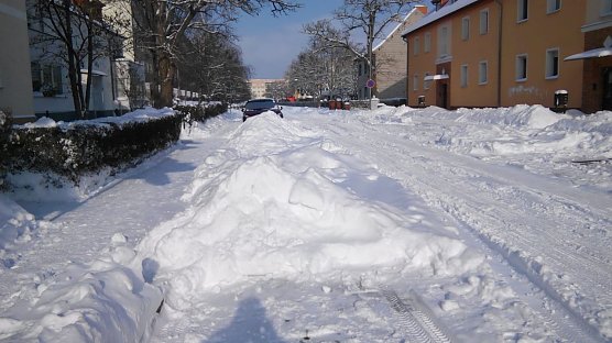 Die Hardenbergstra&szlig;e verengt sich. Berge an Schnee am Stra&szlig;enrand. Ein Parken ist kaum noch m&ouml;glich. Selbst ein Schneeflug w&uuml;rde die Lage nicht verbessern. Beste L&ouml;sung: Ber&auml;umung der wei&szlig;en T&uuml;rme. (Foto: Kurt Frank)