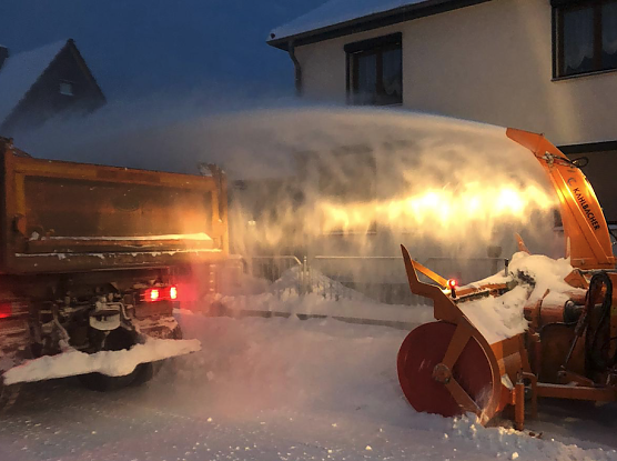 Beseitigung Schneeberge in Niedersachswerfen. Feuerwehren, Firmen und Schneefr&auml;se in Zusammenarbeit. (Foto: FFW Harztor)