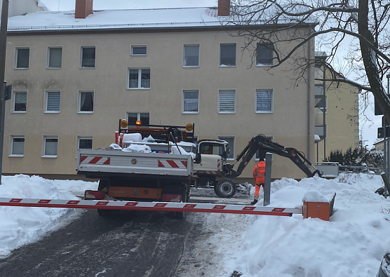 Problem gebannt: um die Mittagszeit r&uuml;ckte der Bauhof in der Weberstra&szlig;e an (Foto: Nadine Gra&szlig;)