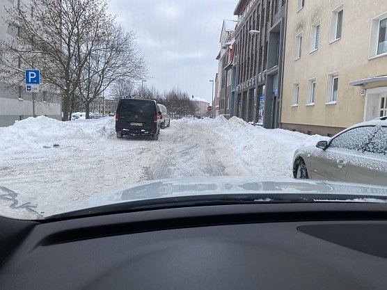  Die Zufahrt zum Hof in der Weberstra&szlig;e. Der Lastzug kann hier nicht umlenken, da der Schneeberg das an der Seite verhindert. (Foto: Nadine Gra&szlig;)