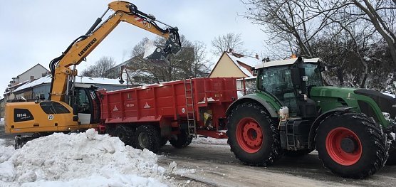 Gemeinsam gegen die Schneemassen (Foto: Dr. Sendig)