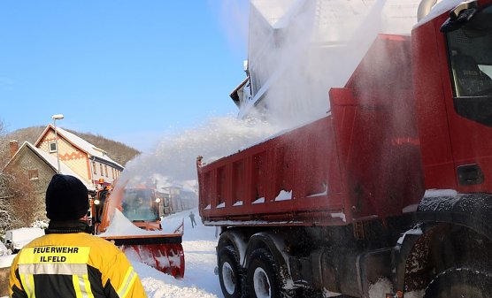 Feuerwehr im Schnee-Einsatz (Foto: LRA NDH) Feuerwehr im Schnee-Einsatz (Foto: LRA NDH)