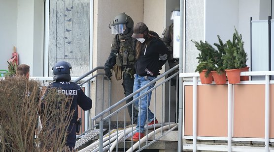 Hier wird der mutma&szlig;liche T&auml;ter abgef&uuml;hrt (Foto: S. Dietzel)