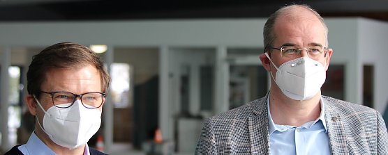 Carsten Schneider und Matthias Jendricke am Beckenrand (Foto: oas)