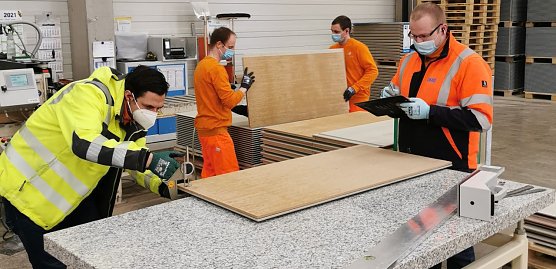 Manuelle Weiterverarbeitung, die ersetzt werden soll. Vorn links: Kevin Kern (Laborleiter) und rechts: Florian Hammer (Produktionsleiter) � bei der Qualit&auml;tskontrolle. (Foto: Knauf)