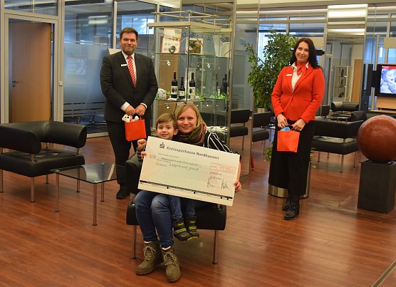 v.l.n.r. Blutspender und Mitarbeiter Jens Apel, in der Mitte Leopold mit seiner Mutti und Mitarbeiterin Daniela Kanngie&szlig;er (Foto: V.Angelstein)