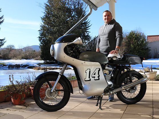 Fabian Klimm mit einer Cafe- Racer auf Basis einer Jawa 350, Bj. 1958 (Foto: H.Rein) Fabian Klimm mit einer Cafe- Racer auf Basis einer Jawa 350, Bj. 1958 (Foto: H.Rein)