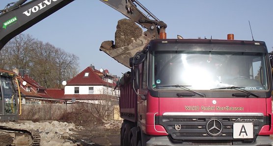 Mit schwerer Technik werden die Betonbrocken auf wuchtige Fahrzeuge geladen. (Foto: Kurt Frank)
