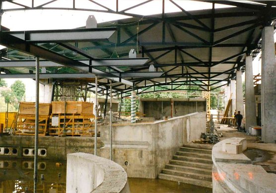 Das Erlebnisbecken im Au&szlig;enbereich in seiner Entstehngsphase Ende der neunziger Jahre (Foto: Badehaus Nordhausen)