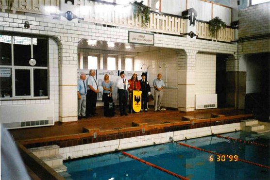 Die digitale Fototechnik steckte noch in den Kinderschuhen, aber die Rolandgruppe stand schon am Beckenrand (Foto: Archiv Badehaus Nordhausen)
