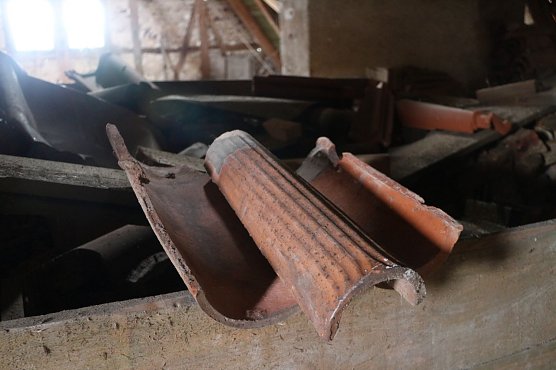 F&uuml;r die alten Dachabdeckungen hat der Volksmund eindeutige Bezeichnungen: der "M&ouml;nch" liegt oben, die zwei "Nonnen" unten (Foto: agl)