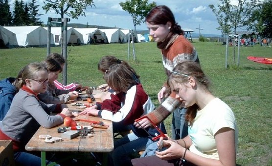 Fröhliche Kinder bei einem früheren Handwerkercamp (Foto: KILA) Fröhliche Kinder bei einem früheren Handwerkercamp (Foto: KILA)