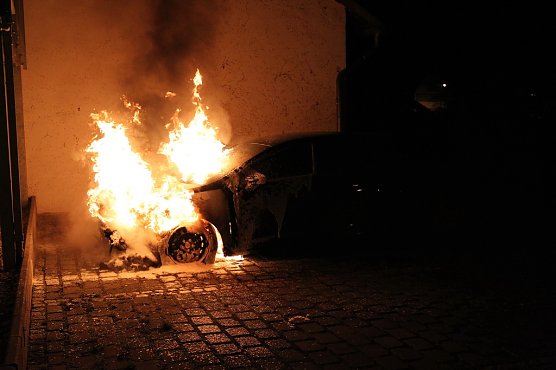 Brennendes Auto direkt am Landratsamt (Foto: S.Dietzel) Brennendes Auto direkt am Landratsamt (Foto: S.Dietzel)