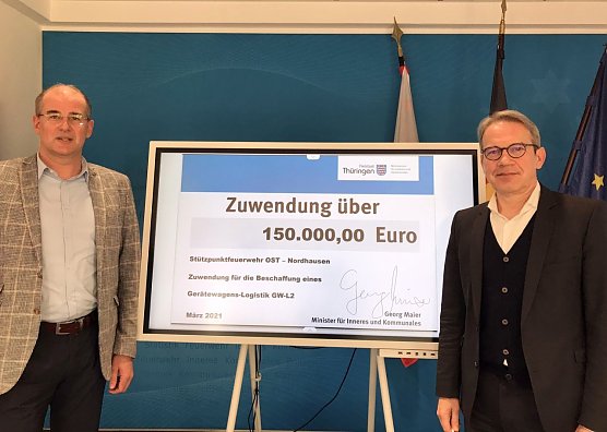 Innenminister Georg Maier hat Landrat Matthias Jendricke jetzt eine Sonderf&ouml;rderung &uuml;ber 150.000 Euro f&uuml;r die Beschaffung eines Ger&auml;tewagen-Logistik GW-L2 &uuml;bergeben (Foto: Pressestelle Landratsamt Nordhausen)