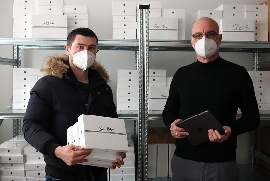 Stefan Eichler &uuml;bergibt Tablets an den Leiter des Herder-Gymnasiums, Andreas Trump (Foto: Pressestelle Landratsamt Nordhausen)