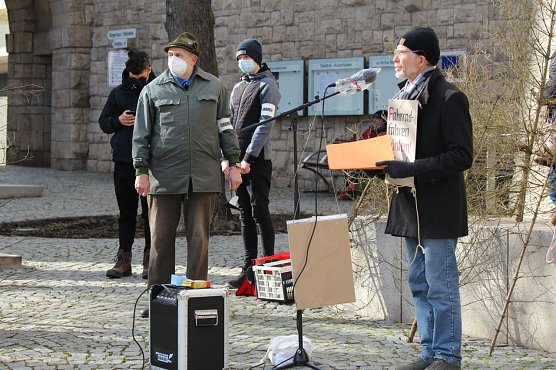 Die Versammlungsleitung zu Beginn der Demo (Foto: oas)