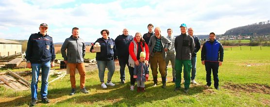 Ostergeschenk f&uuml;r Sch&auml;fer Helmut Mei&szlig;ner und seine Leineschafe (Foto: S. Dietzel)