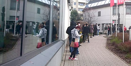 Auch gestern bildeten sich wieder lange Schlangen vor den Testzentren (Foto: agh)