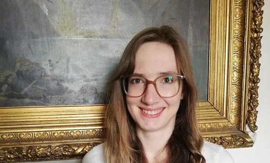 Preistr&auml;gerin Svenja Martina Ossenbr&uuml;ggen zeigt hocherfreut die Verleihungsurkunde (Foto: Bildquelle: Svenja Ossenbr&uuml;ggen)