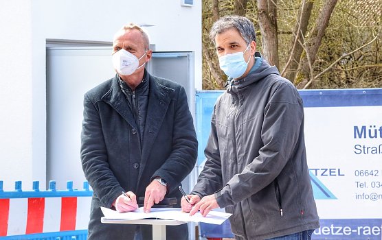 Unterzeichnung Zweckvereinbarung zwischen AZV Goldene Aue und dem SEB Nordhausen. B&uuml;rgermeister der Gemeinde Werther, Hans-J&uuml;rgen Weidt (links) und Oberb&uuml;rgermeister Kai Buchmann (Foto: Stadtverwaltung NDH)