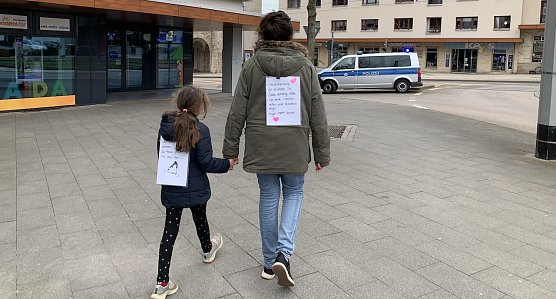 Mehrere Eltern kamen mit ihren Kindern um gegen die Maskenpflicht zu demonstrieren (Foto: oas) Mehrere Eltern kamen mit ihren Kindern um gegen die Maskenpflicht zu demonstrieren (Foto: oas)