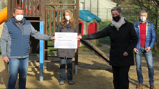 V.l.n.r.: Heiko Maulhardt vom Ingenieurb&uuml;ro Meinicke aus Nordhausen, Jana Koch Leiterin der Kita Hohensteiner Zwerge in Mackenrode, Ines Heyn Leiterin der Kita Hohensteiner Burgspatzen in Klettenberg, Andreas Gerbothe staatlich Beauftragter der Gemeinde Hohenstein (Foto: Gemeinde Hohenstein)