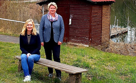 Jeanette Goedecke (sitzend) mit der ersten Beigeordneten der Landgemeinde Bleicherode, Franka Hitzing (FDP) (Foto: R.Fullmann)
