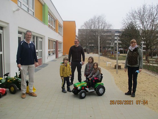 Brummkreisel goes elektrisch: die Kindergartenkinder konnten sich heute &uuml;ber ein neues Gef&auml;hrt freuen (Foto: Jugendsozialwerk Nordhausen)