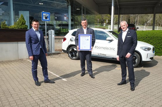 v.ln.r.: Gerald Vogel (Gesch&auml;ftsf&uuml;hrer der T&Uuml;V Th&uuml;ringen Fahrzeug GmbH & Co. KG), Michael Fritze (Gesch&auml;ftsf&uuml;hrer Autohaus Fritze), Raoul Michel (Leiter Zertifizierungsstelle f&uuml;r Managementsysteme, T&Uuml;V Th&uuml;ringen e.V.) bei der Zertifikats&uuml;bergabe (Foto: T&Uuml;V Th&uuml;ringen)