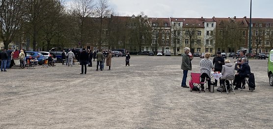 Kaffeekränzchen der "Freidenker" auf dem Bebelplatz (Foto: oas) Kaffeekränzchen der "Freidenker" auf dem Bebelplatz (Foto: oas)