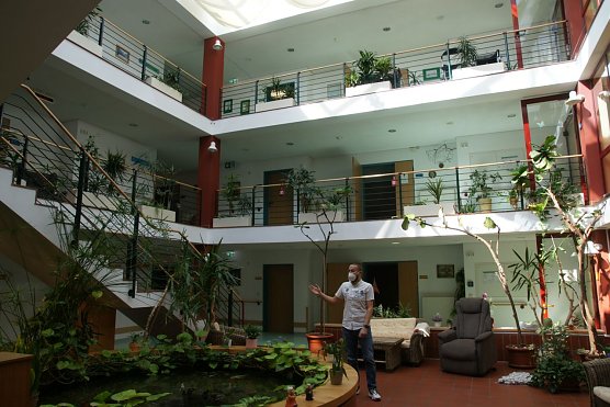 olger Bierau zeigt das lichtdurchflutete und zum Verweilen einladende Atrium. (Foto: Mathias Daniel)