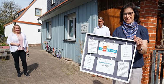 Silke August, Kita-Leiterin in Herrmannsacker, erhielt von Verwaltungsmitarbeiterin Irina Rosenberger und B&uuml;rgermeister Stephan Klante eine Anerkennung f&uuml;r das gesamte Team. (Foto: Susanne Schedwill)