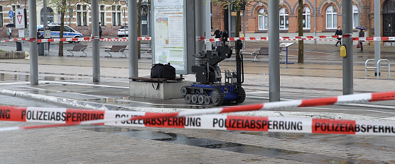 Herrenlose Tasche auf dem Bahnhofsvorplatz sorgt für Polizeieinsatz (Foto: S. Dietzel) Herrenlose Tasche auf dem Bahnhofsvorplatz sorgt für Polizeieinsatz (Foto: S. Dietzel)