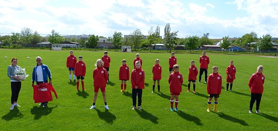 Salzas D1-Junioren in neuen Jacken (Foto: FSG Salza)