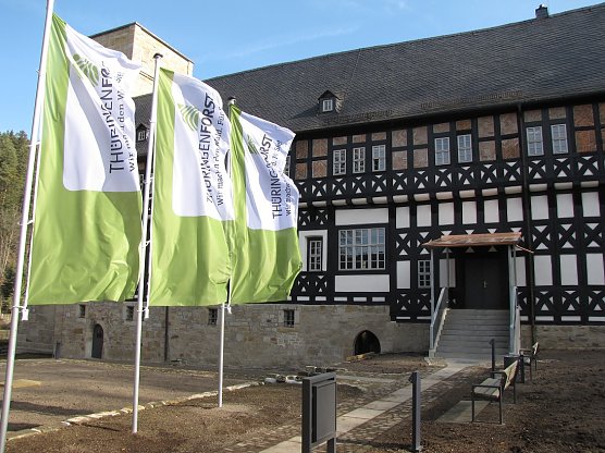 Das Th&uuml;ringer Forstamtes Saalfeld-Rudolstadt nutzt seit 2020 das durch Th&uuml;ringenForst denkmalgerecht sanierte ehemalige Ordenshaus der Klosterruine Paulinzella als Dienstsitz    (Foto: Chris Weinert)