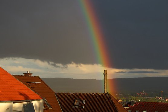 Regenbogen am abendlichen Himmel von Nordhausen (Foto: Eva Maria Wiegand) Regenbogen am abendlichen Himmel von Nordhausen (Foto: Eva Maria Wiegand)
