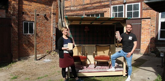 Stephanie Tiepelmann-Halm und Alexander Scharff auf dem Hof der Kleinen Freiheit mit dem "rollenden Wohnzimmer" (Foto: agl)