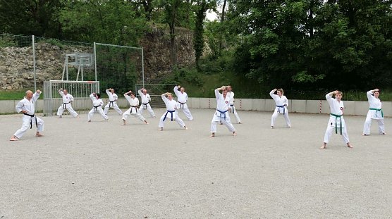 Mit sinkenden Corona-Zahlen kann am Spendekirchhof wieder in Pr&auml;senz trainiert werden (Foto: Karate Do Kwai)