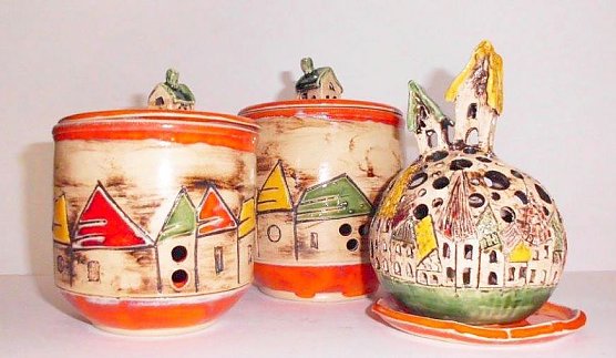 Kreativ gestaltete Dosen im Werkstattladen (Foto: NTL) Kreativ gestaltete Dosen im Werkstattladen (Foto: NTL)