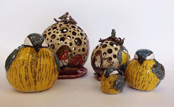 Keramikvögel im Werkstattladen (Foto: NTL) Keramikvögel im Werkstattladen (Foto: NTL)