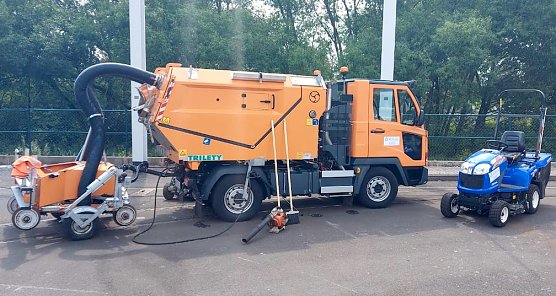 Spurrillenfahrzeug im Einsatz (Foto: Frank Kasuch) Spurrillenfahrzeug im Einsatz (Foto: Frank Kasuch)