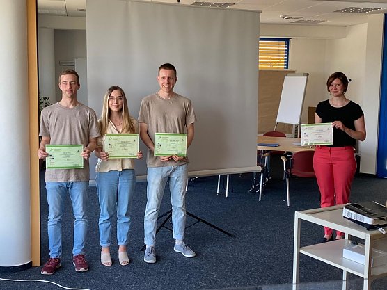 David Welz, Madlen Deutsch, Arne Jakob Voigt (1. Platz) und Lisa Sch&auml;fer (2. Platz) bei der Pitch- und Pr&auml;mierungsveranstaltung im BIC in Sondershausen (Foto: Simone Kaufmann)