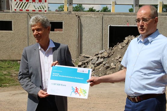 Check Nummer Zwei aus den H&auml;nden Helmut Holters (links) kam f&uuml;r Landrat Jendricke &uuml;berraschend (Foto: agl)