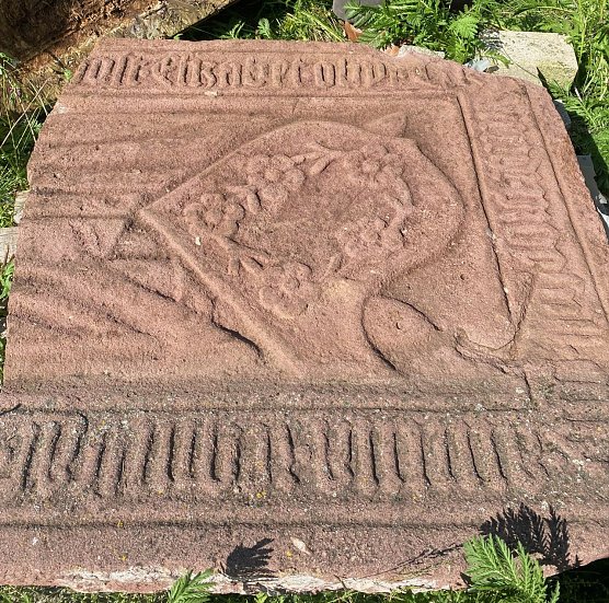 Geborgen und gesichert: eine Reliefplatte aus der zerst&ouml;rten Marktkirche (Foto: Pia Wienrich)