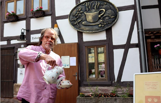 Im Tabakspeicher widmet sich Museumsleiter J&uuml;rgen Rennebach ganz dem Kaffee (Foto: Stadtverwaltung Nordhausen)