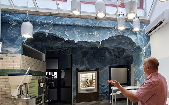 Die Eisgrotte gestaltete ein K&uuml;nstler aus R&ouml;blingen am See in Sachsen Anhalt. (Foto: nnz)