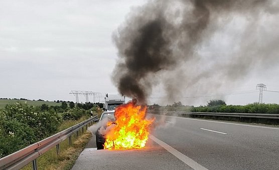 Auto brennt vollständig aus (Foto: S.Dietzel) Auto brennt vollständig aus (Foto: S.Dietzel)