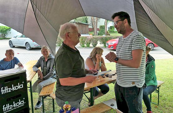 KSB-Geschäftsführer Börsch (re.) bei der Auszeichnung (Foto: S.Schröter) KSB-Geschäftsführer Börsch (re.) bei der Auszeichnung (Foto: S.Schröter)