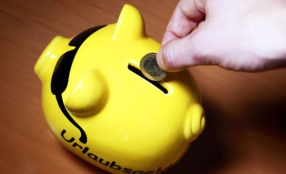 F&uuml;r viele Menschen steht die erste Auszeit seit Beginn der Corona-Pandemie an � ein Urlaubsgeld ist da besonders willkommen. Die Gewerkschaft NGG r&auml;t Besch&auml;ftigten dazu, ihre aktuelle Lohnabrechnung auf die Sonderzahlung zu pr&uuml;fen. (Foto: NGG)