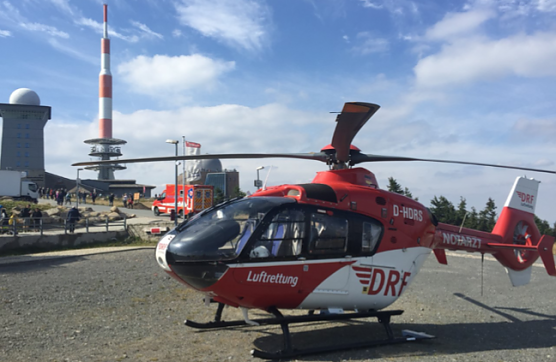  Christoph 37 ist am S&uuml;dharzklinikum Nordhausen stationiert, landet aber auch schon mal auf dem Brocken. Zum Einsatz kommt ein Rettungshubschrauber des Typs EC135.  (Foto: DRF)